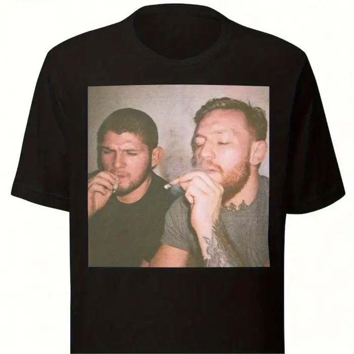 Nouveau t-shirt mettant en valeur un design amusant de Khabib et Conor. Il est noir, à col rond et m