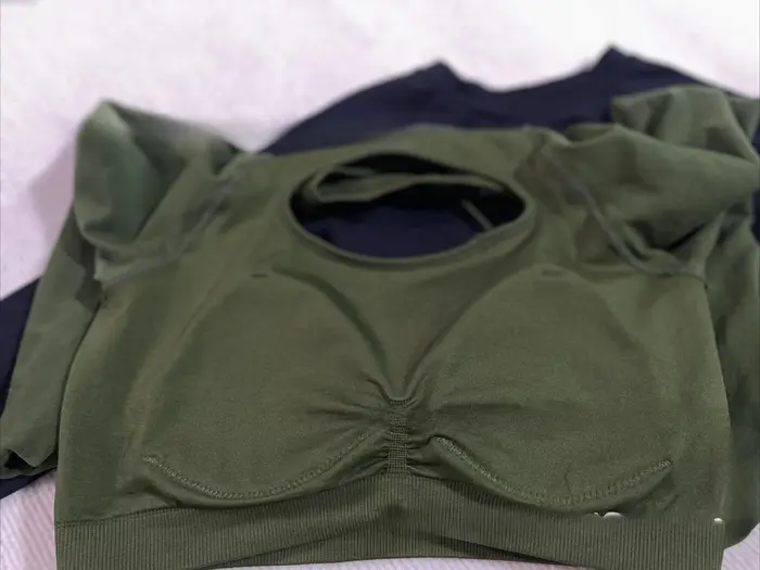 Haut court sans couture à manches longues pour femmes avec soutien-gorge rembourré fixe – Conception à dos croisé à séchage rapide pour le fitness et le yoga