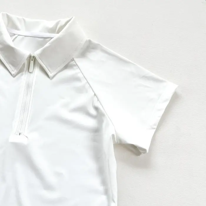 Polos à manches courtes pour femmes : options blanches et bleu marine disponibles