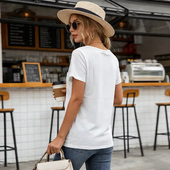 T-shirt blanc à col en V pour femme avec poche poitrine – Coupe décontractée