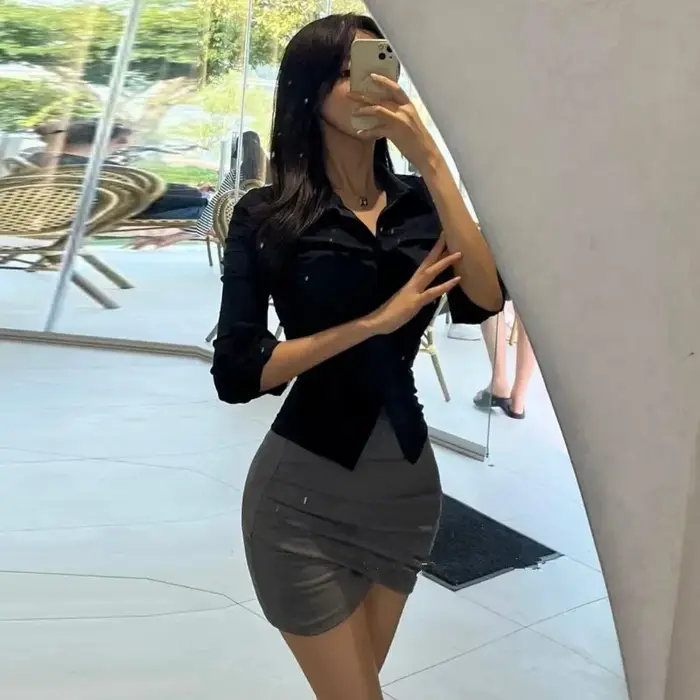 Chemise blanche moulante à manches longues pour femmes