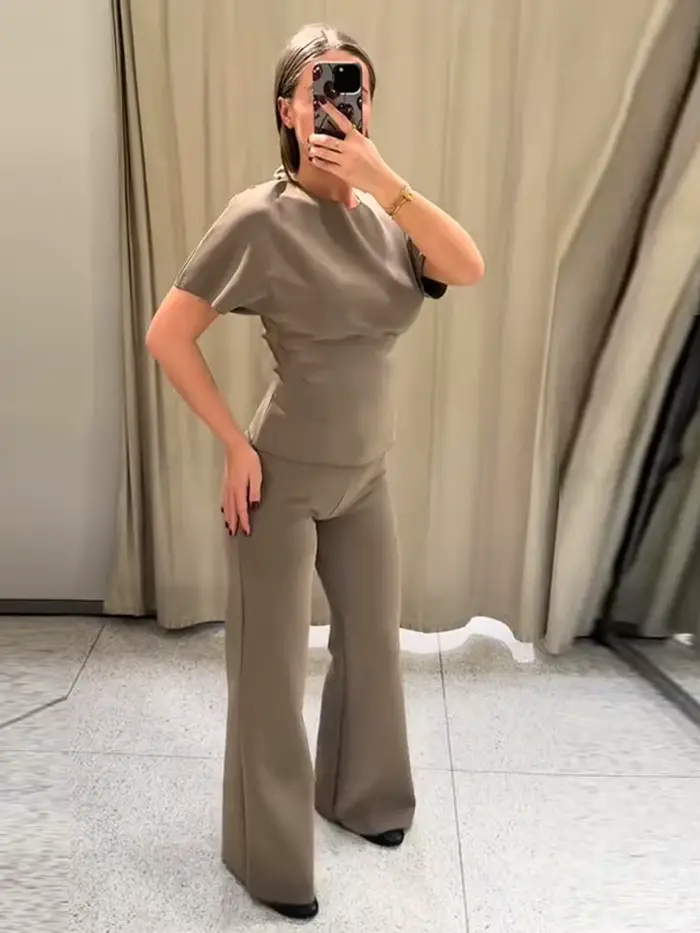 Ensemble deux pièces chic et minimaliste pour femme : haut sans dos à manches courtes et pantalon droit taille haute ajusté – Nouvelle collection Printemps 2026