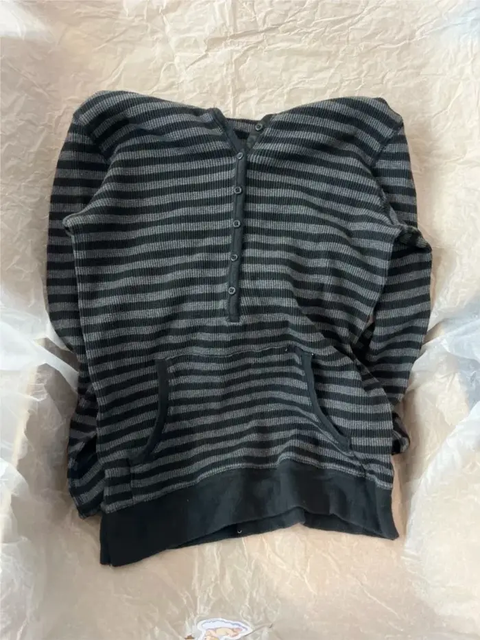 T-shirt à capuche gaufré rayé gris pour femmes