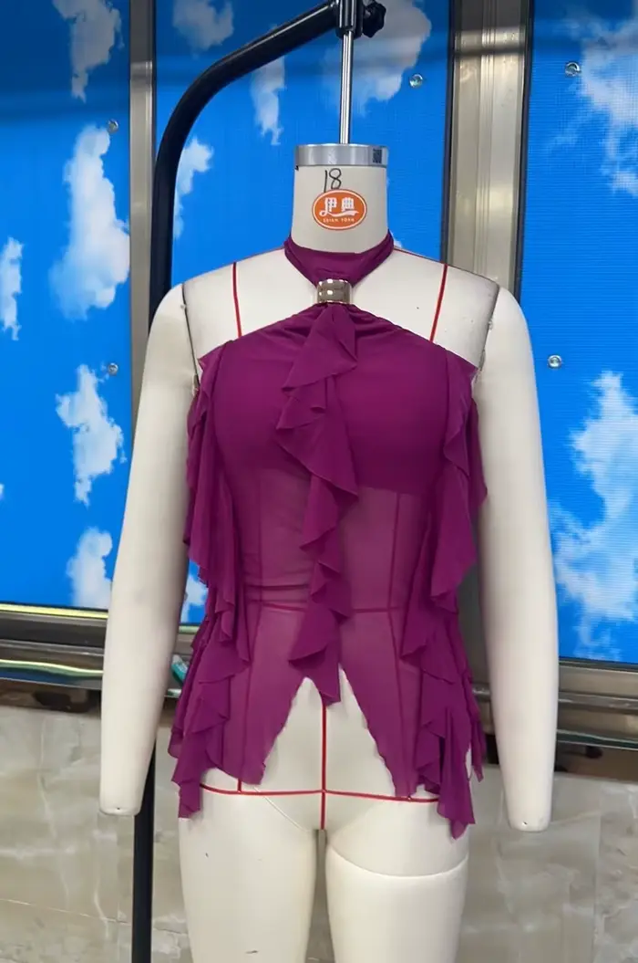 Rehaussez votre style avec nos tops chic à bretelles en noir