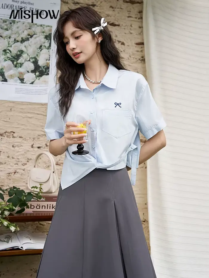 Chemise brodée avec nœud du même document