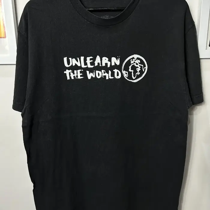 T-shirt vintage Unlearn The World des années 2000