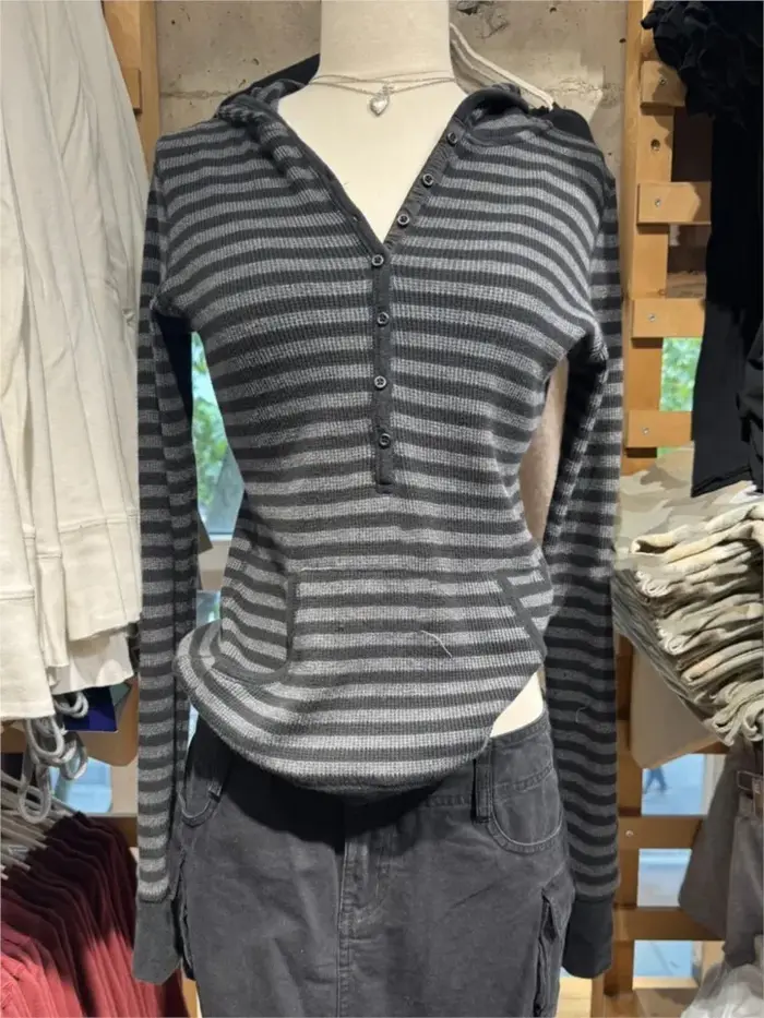 T-shirt à capuche gaufré rayé gris pour femmes