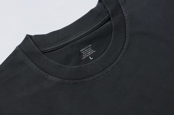 T-shirt ample à manches courtes avec étiquette brodée sur la poitrine NBHD