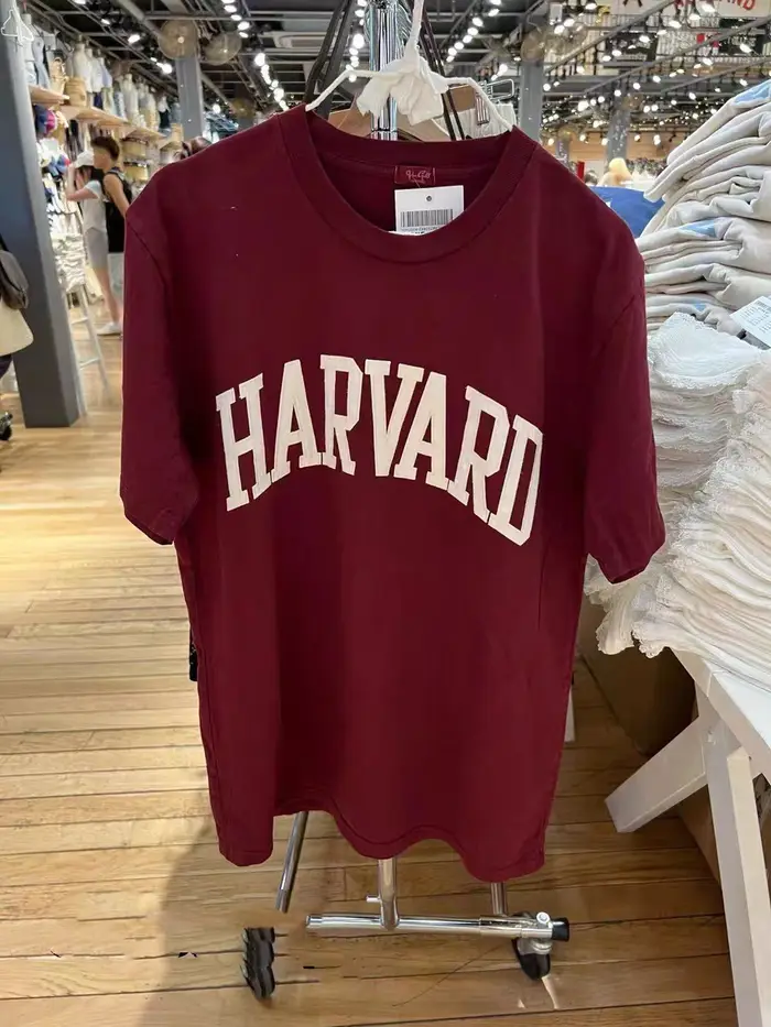 Harvard – T-Shirt brodé à manches courtes et col rond