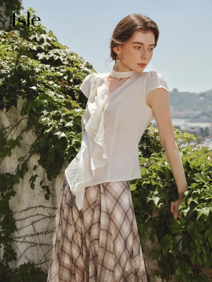 FSLE chemise à volants col en v pour les femmes 2025 été nouveauté tempérament élégant trajet manches volantes mince Chic haut 25FS12683