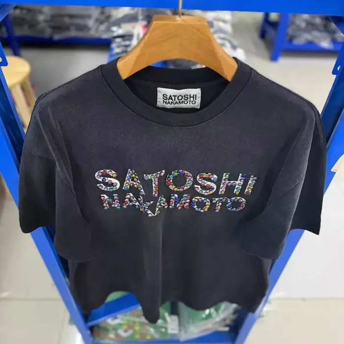 Nouveau T-shirt Satoshi en coton noir à col rond