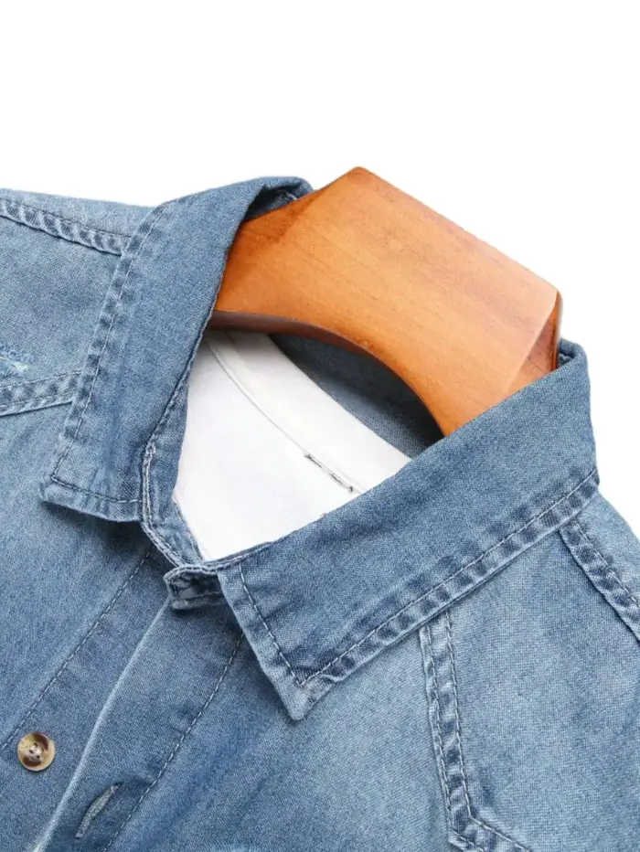 Chemise d'été en jean bleu à manches courtes pour hommes avec détails déchirés. Les éléments de conception