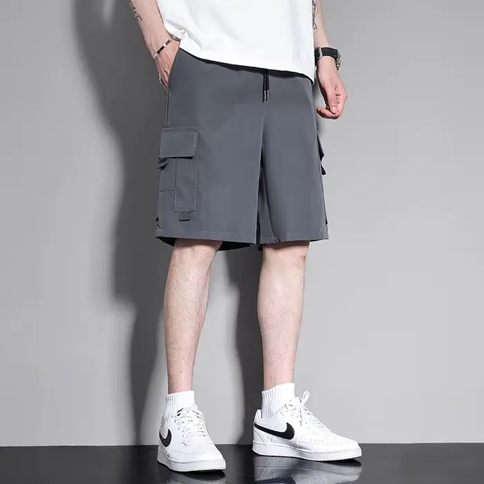 Shorts cargo pour homme couleur kaki avec cordon de serrage et poches à rabat