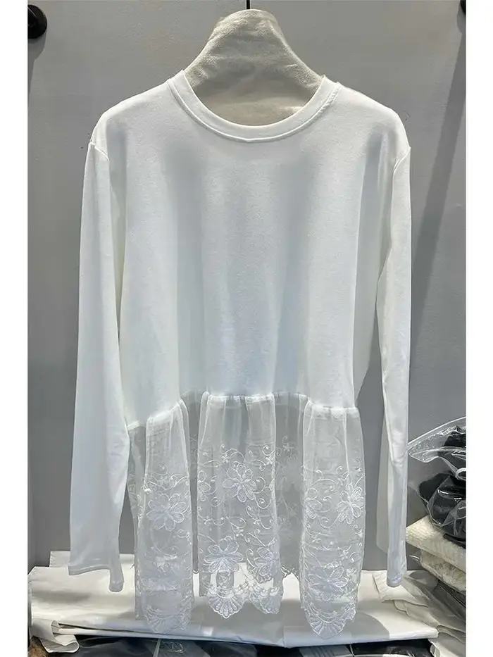 T-shirt mi-long en dentelle épissée