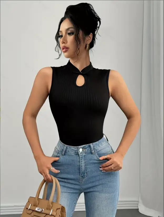 Haut d'été à col tendance et élégant avec un design soigné