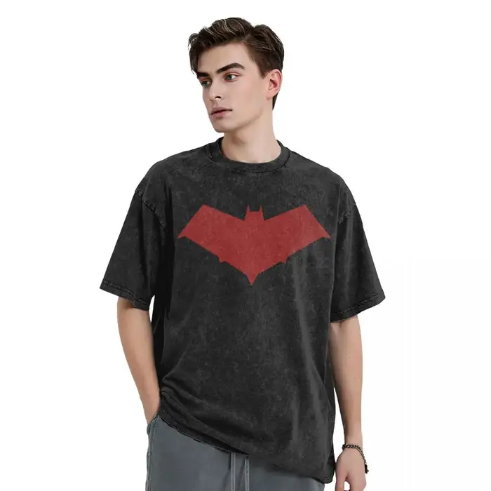 T-Shirt à Capuche Rouge avec Emblème pour Homme