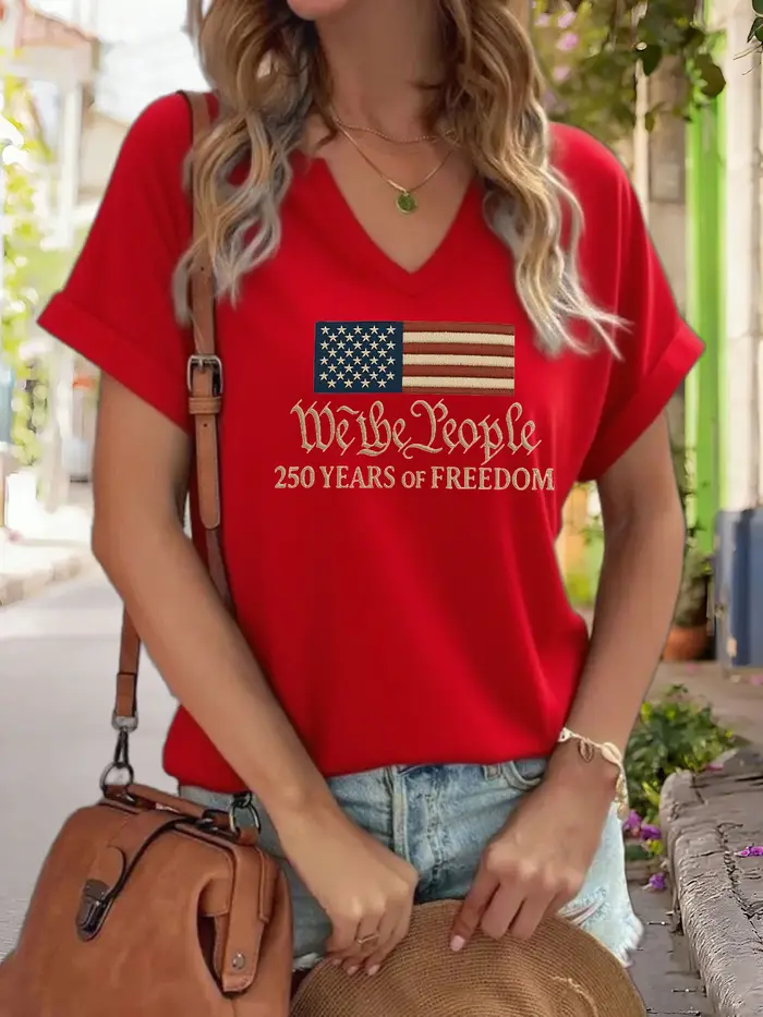 T-shirt graphique col en V pour femmes avec inscription « We The People »
