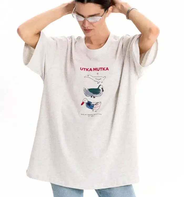 T-shirt en coton rouge surdimensionné à imprimé canard russe « UTKA MUTKA » |   T-shirt graphique av