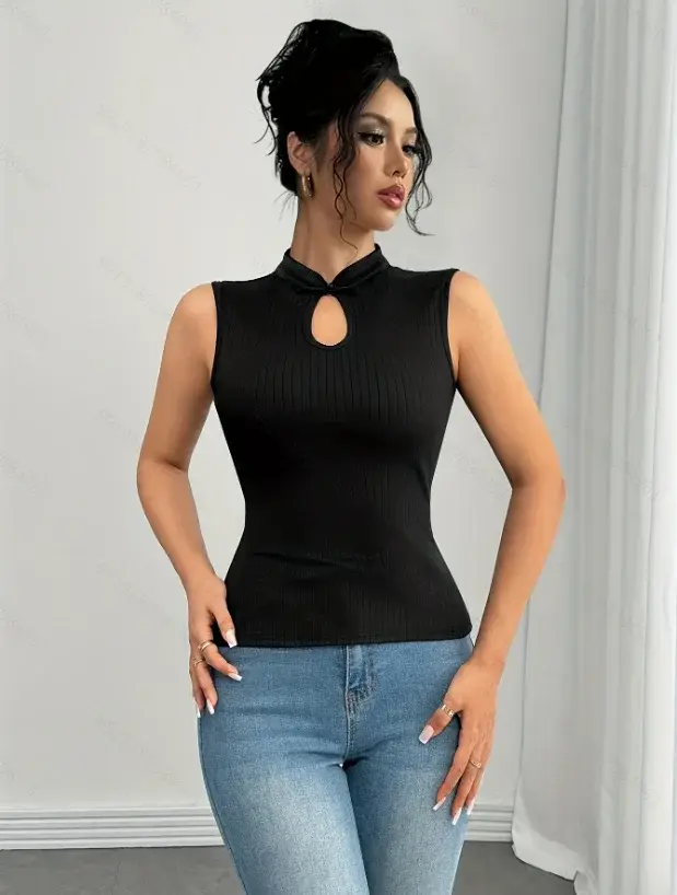 Haut d'été à col tendance et élégant avec un design soigné