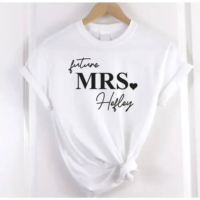 T-shirt blanc imprimé avec nom personnalisé