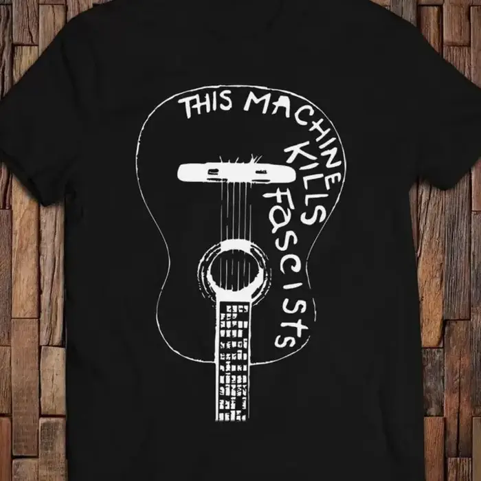 T-shirt Cette machine tue les fascistes sur la guitare de Woody Guthrie