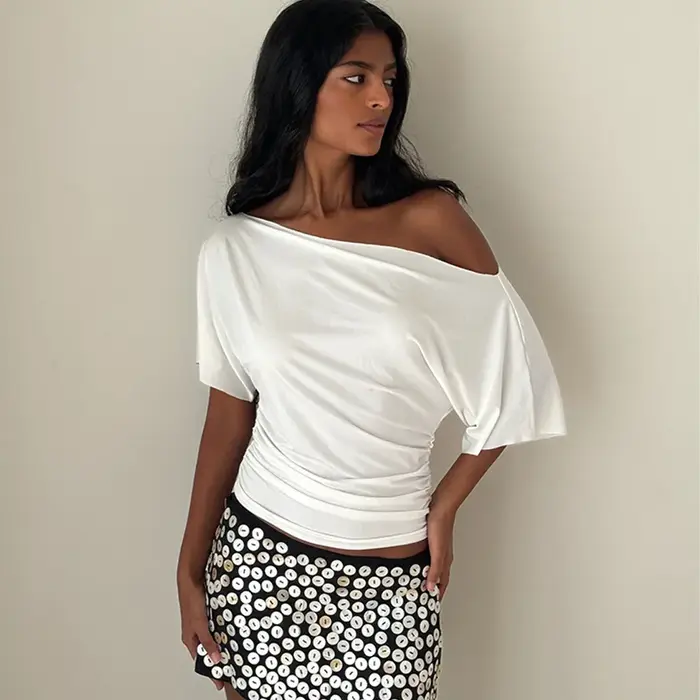 Haute qualité vente chaude en gros été nouveau T-shirt femme Sexy épicé fille plissée simple épaule col incliné haut ajusté