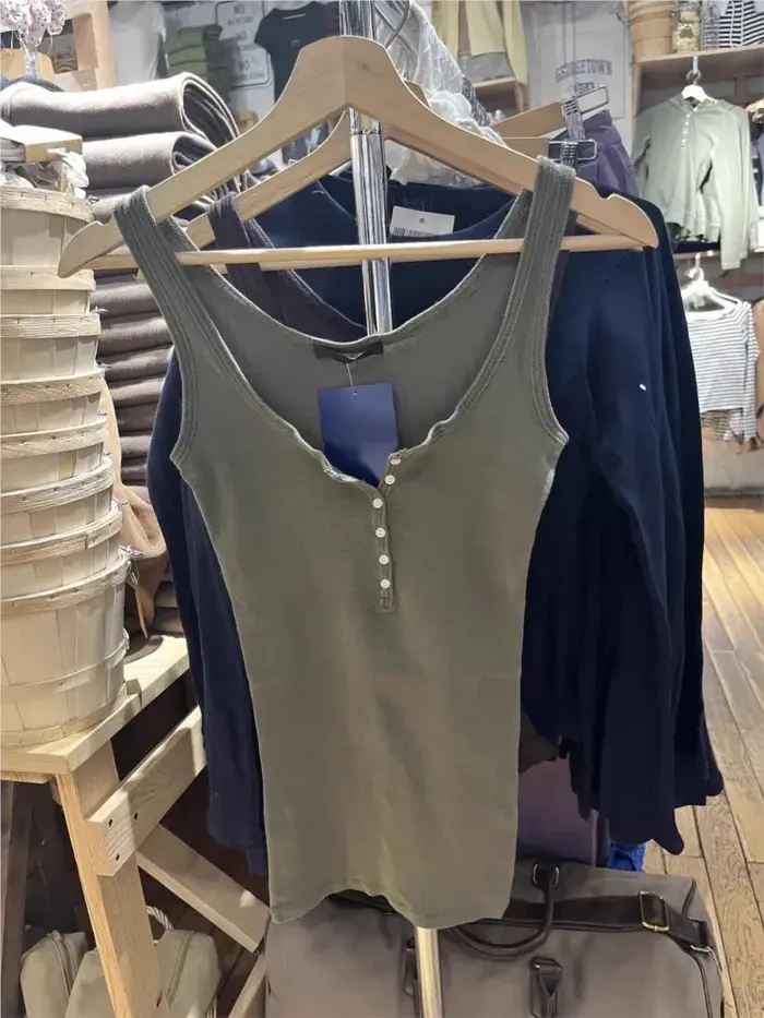 Débardeur Slim Vert Armée à Six Boutons pour Femme – Nouvelle Collection Été Y2K Streetwear