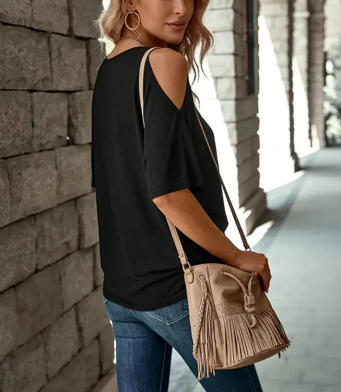 T-shirt noir asymétrique à épaules dénudées pour femme