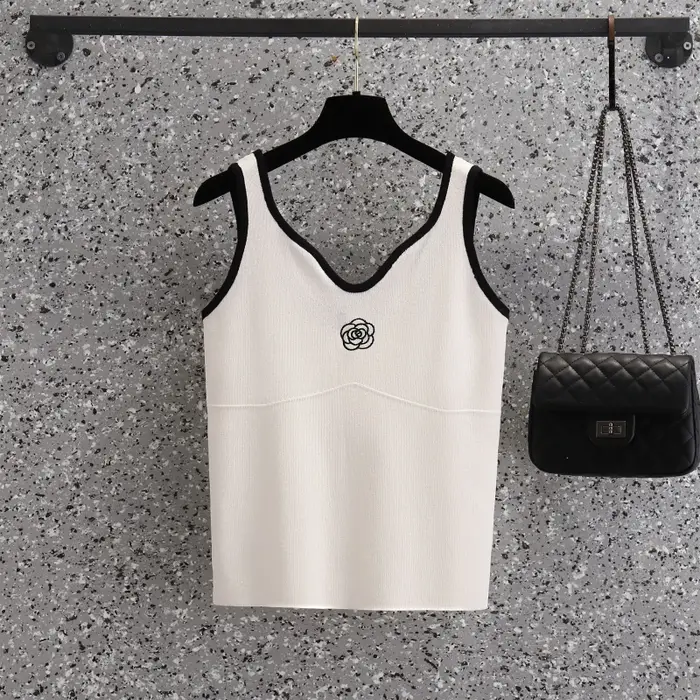 T-shirt sans manches à fleurs blanches pour femmes