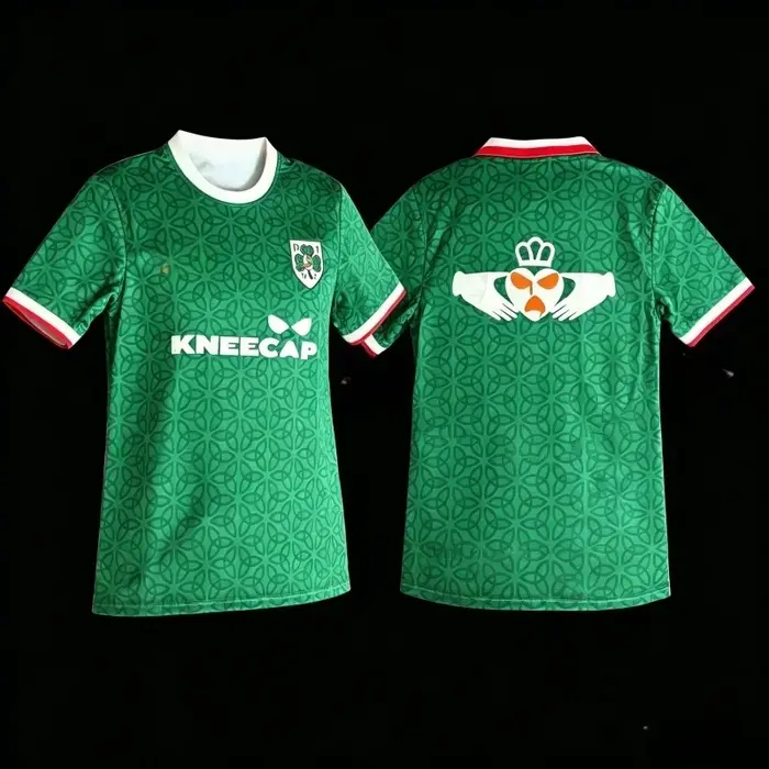 T-shirt de style football avec un motif celtique vert irlandais