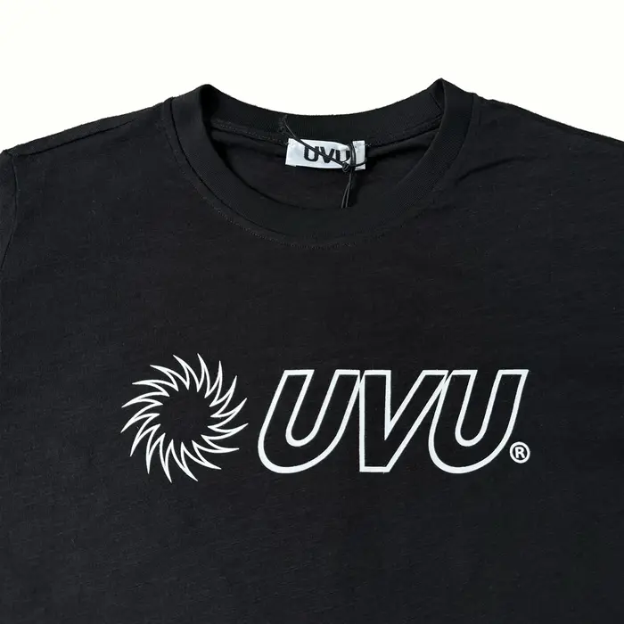 T-shirt de course UVU à manches longues avec impression exclusive du logo en forme de dents de scie, col ras du cou ample pour le sport et le quotidien.