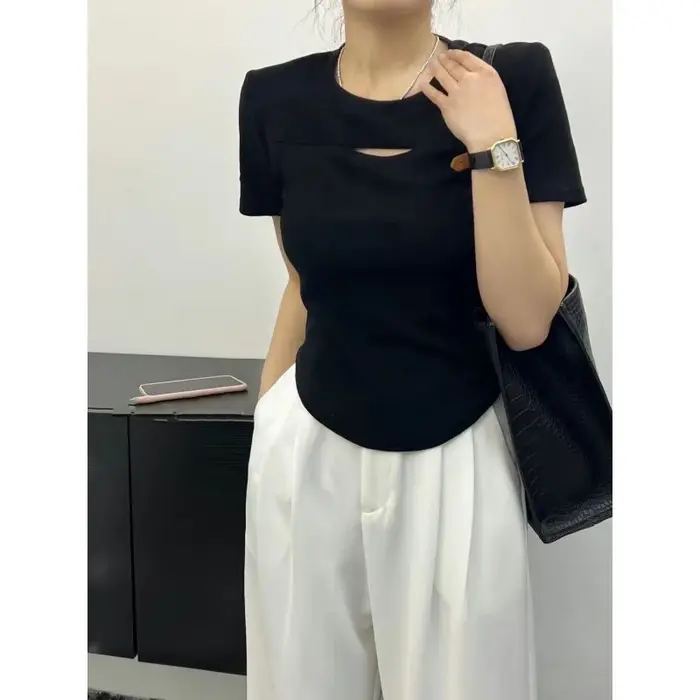 T-shirt côtelé à manches courtes pour femme, col rond, découpe avant, coupe ajustée, style décontracté et élégant pour l'été