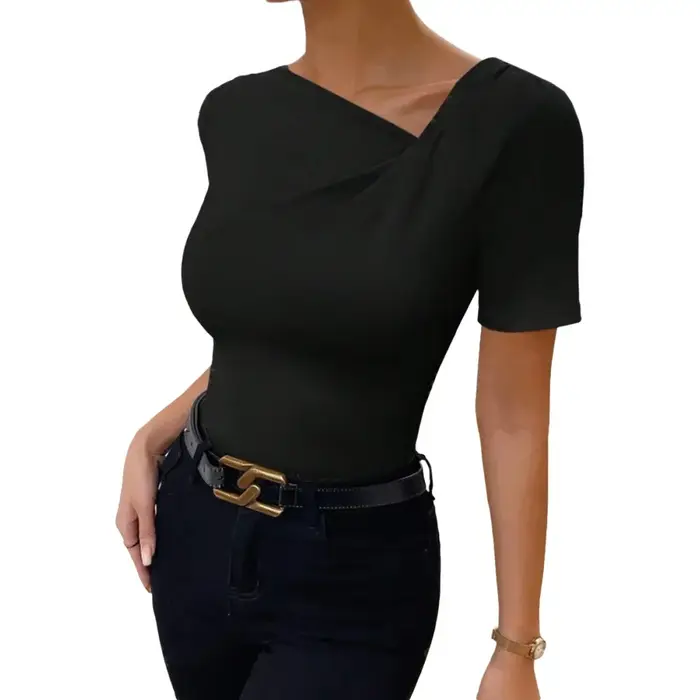 T-shirt pour femme à col asymétrique