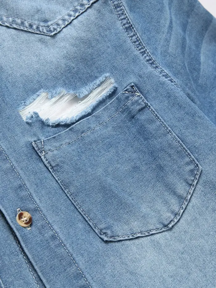 Chemise d'été en jean bleu à manches courtes pour hommes avec détails déchirés. Les éléments de conception