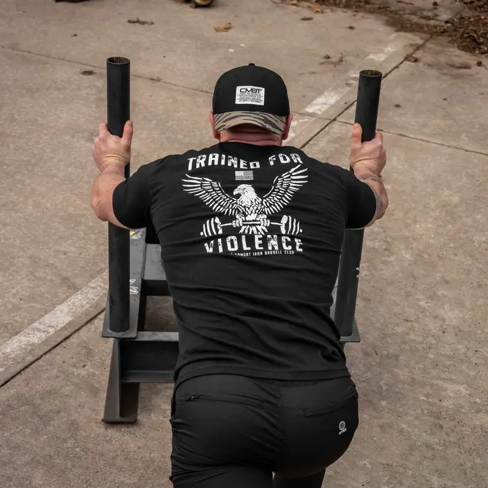 T-shirt pour homme « Entraîné à la violence »