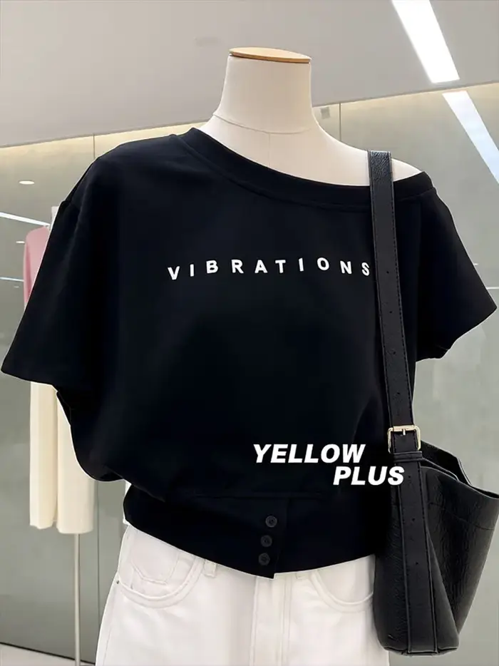 Épaules dénudées T-shirt à manches courtes femmes coupe ajustée chauve-souris été haut court lettre bouton tunique basique décontracté une épaule t-shirts