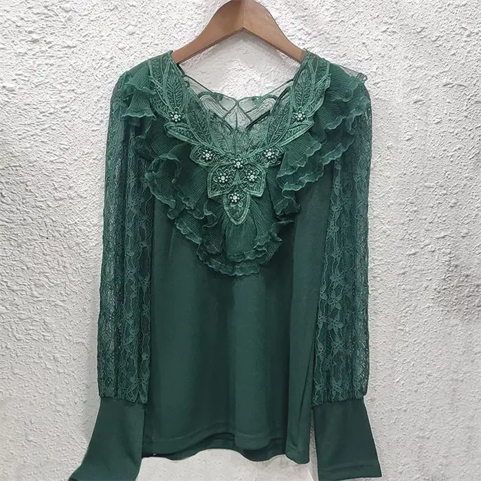 T-shirt fin à manches courtes avec coutures florales à volants en dentelle