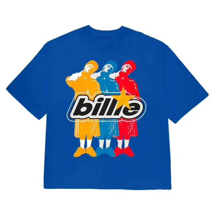 Billie Eilish, chanteuse et parolère américaine, propose des t-shirts amples sur le thème du rock po