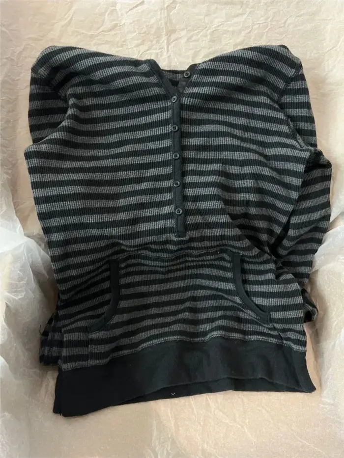 T-shirt à capuche gaufré rayé gris pour femmes