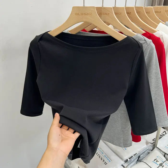 Haut blanc basique 2026 Nouvelle collection été T-shirt femme à épaules dénudées col U Manches trois