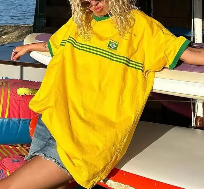 T-shirt court imprimé graphique Brésilien pour femme, style rétro estival, esthétique streetwear Harajuku, haut ample col en V, Y2K