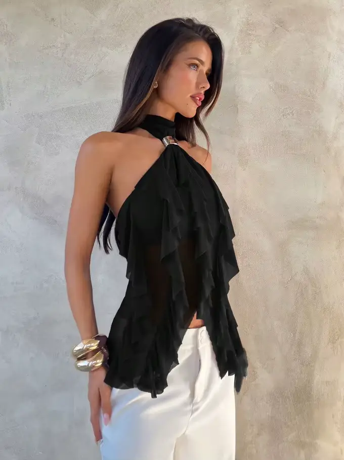 Rehaussez votre style avec nos tops chic à bretelles en noir