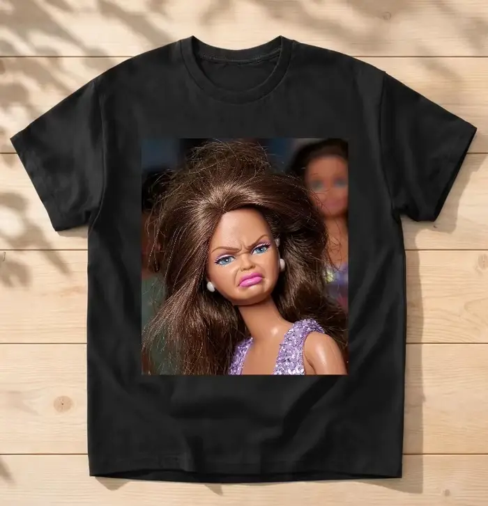 T-shirt graphique rétro amusant avec motif de poupée