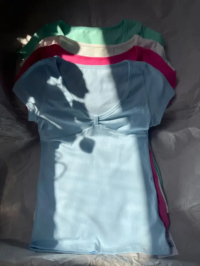 Nouveaux T-shirts roses à col en V pour femme