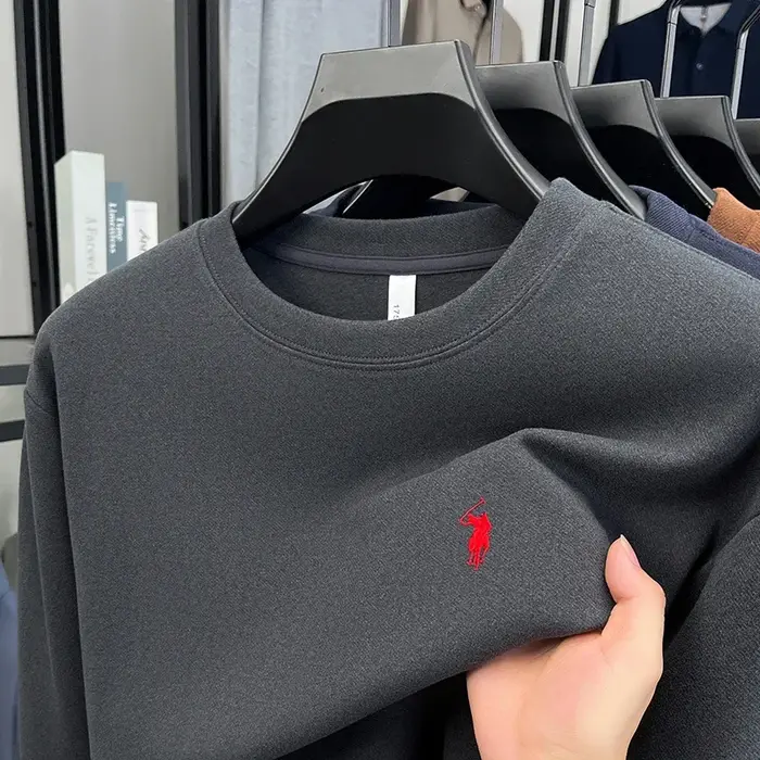 T-shirt à manches longues à col rond élégant et luxueux