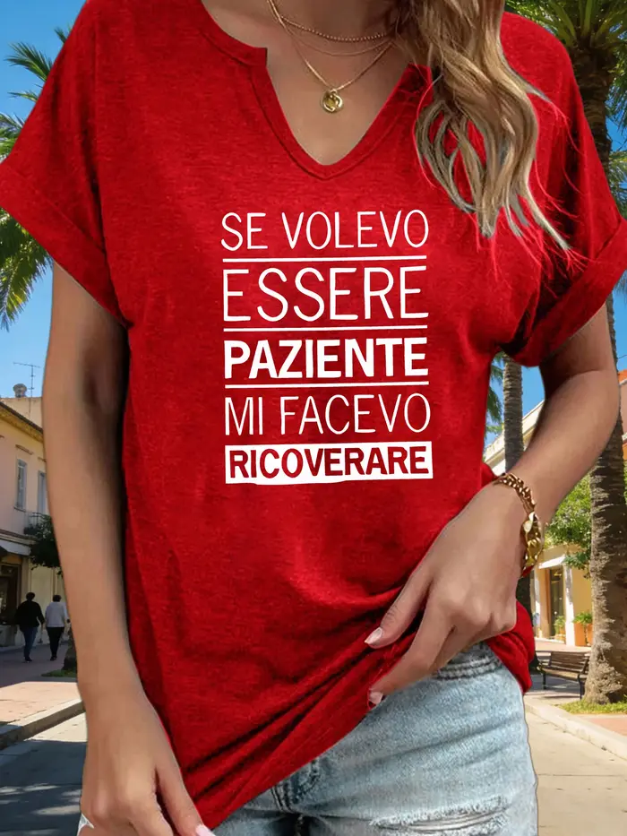 T-shirt graphique à col en V pour femme avec slogan italien « Se Volevo Essere Paziente »