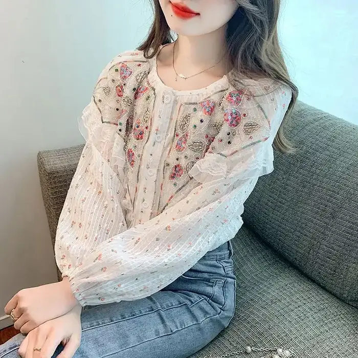 Chemise en dentelle pour femmes, col rond, avec broderie de perles colorées, détail de volants