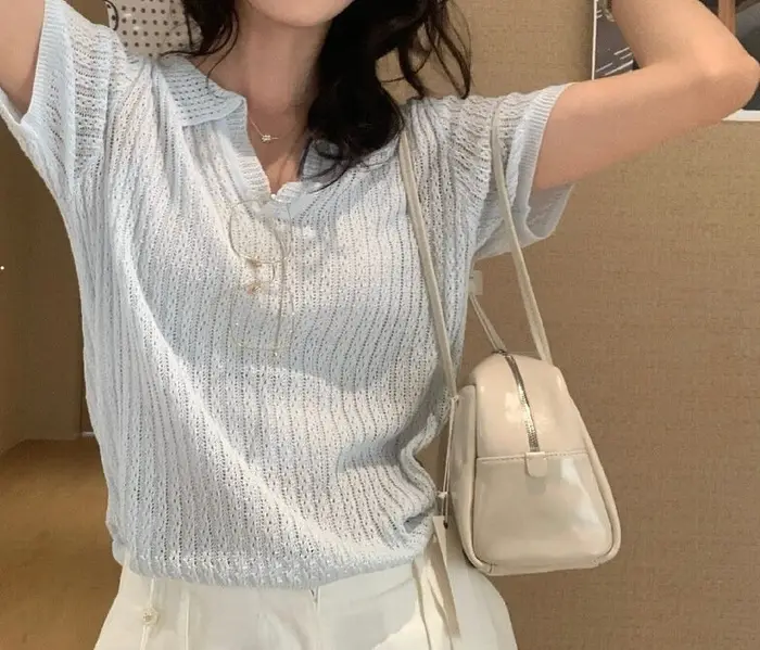 Haut slim à col polo en maille torsadée pour femme