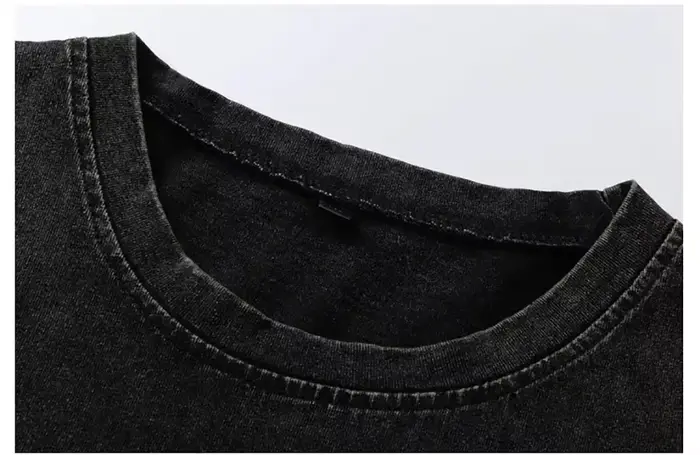 T-shirt rétro délavé à motif de poupée bouclée