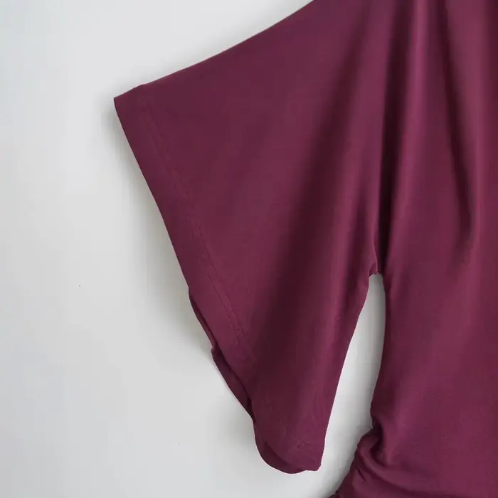 T-shirt asymétrique à une épaule coupe ajustée